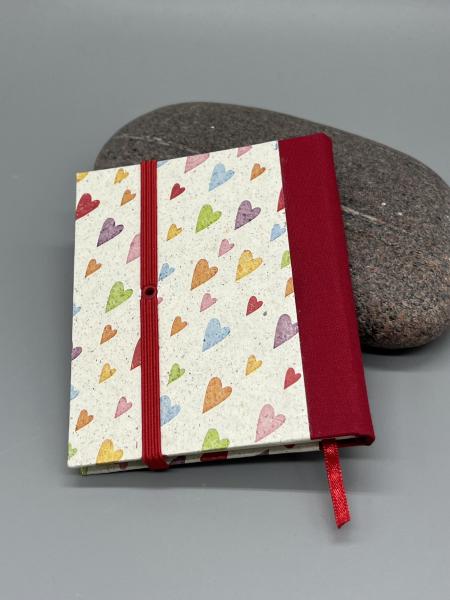 Buch Leinenrücken rot Herzen bunt Lesebändchen Gummiband handgebunden